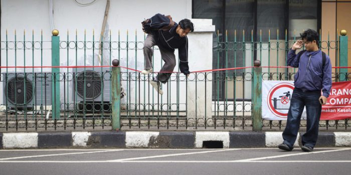 Warga Sering Lompat Pagar