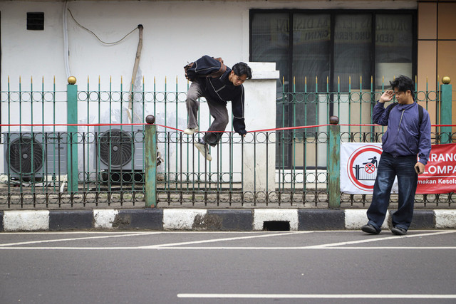 Warga Sering Lompat Pagar